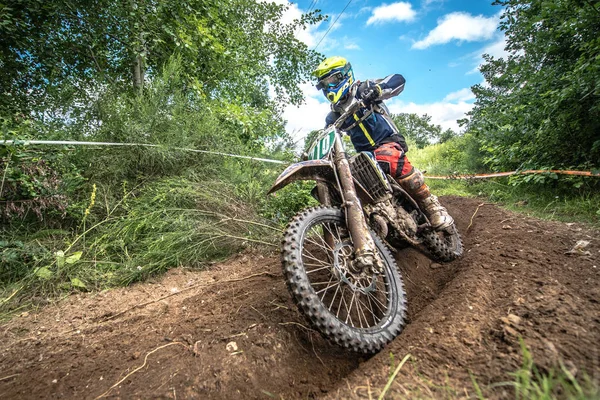 MALECHOWO, PUOLA - HEINÄKUU 17: määrittelemätön ratsastaja Puolan Enduro Championship Puolassa, Malechowo 17 heinäkuu 2016 — kuvapankkivalokuva