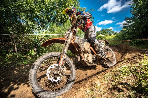 MALECHOWO, POLONIA - 17 DE JULIO: piloto indefinido en el campeonato polaco de enduro Polonia, Malechowo 17 julio 2016 — Foto de Stock