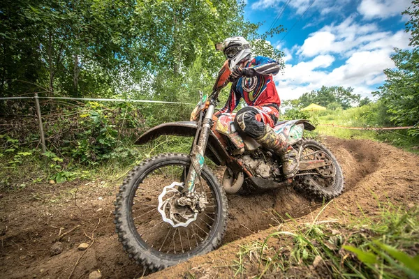 MALECHOWO, POLONIA - 17 DE JULIO: piloto indefinido en el campeonato polaco de enduro Polonia, Malechowo 17 julio 2016 — Foto de Stock