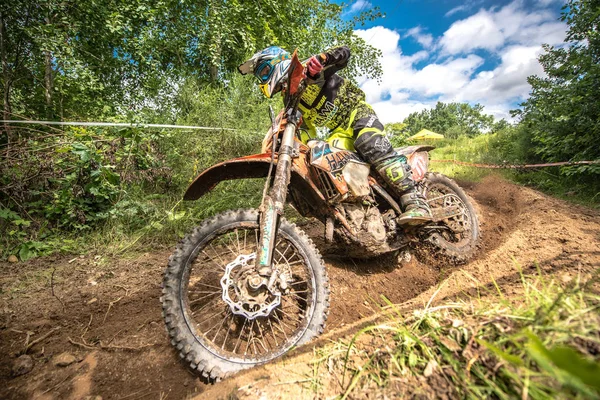 MALECHOWO, POLONIA - 17 DE JULIO: piloto indefinido en el campeonato polaco de enduro Polonia, Malechowo 17 julio 2016 — Foto de Stock