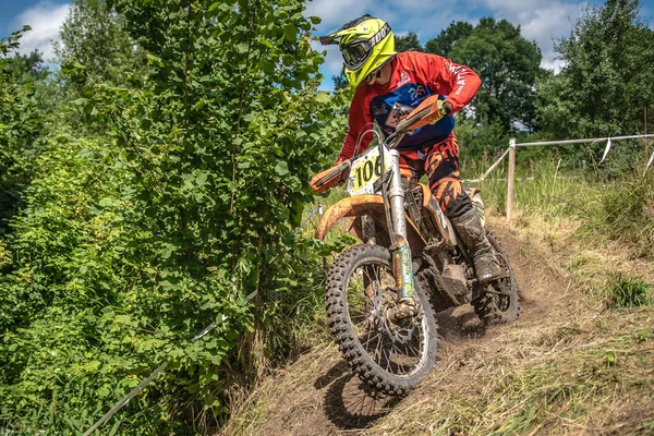 Malechowo, Polen - 17 juli: odefinierad ryttare på polska Enduro Championship Polen, Malechowo 17 juli 2016 — Stockfoto