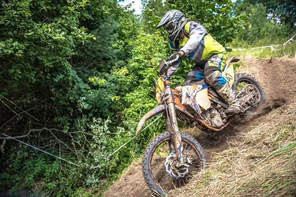 MALECHOWO, POLONIA - 17 DE JULIO: piloto indefinido en el campeonato polaco de enduro Polonia, Malechowo 17 julio 2016 —  Fotos de Stock