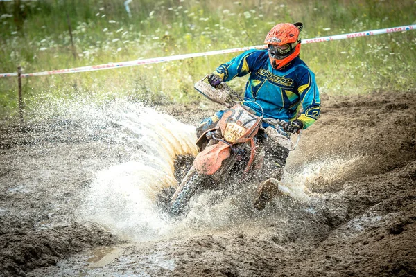 MALECHOWO, POLONIA - 17 LUGLIO: pilota indefinito al campionato polacco di enduro Polonia, Malechowo 17 luglio 2016 — Foto Stock