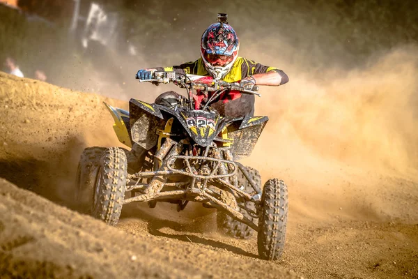 CHOJNA, POLÓNIA - SETEMBRO 25: piloto indefinido no Campeonato Polonês de Motocross da Zona Oeste Polônia, Chojna 25 setembro 2016 — Fotografia de Stock