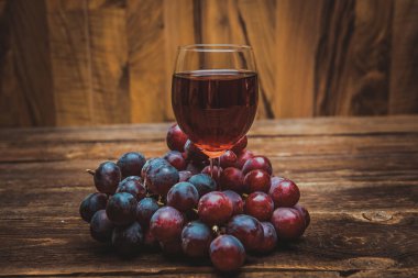 kadeh şarap veya üzüm suyu ve meyve ahşap tablo