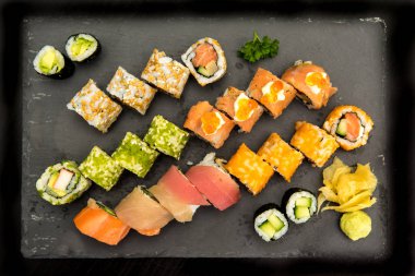 siyah bir tabağa suşi rulo