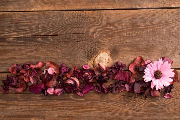Torkade blommor på den gamla träbord — Stockfoto