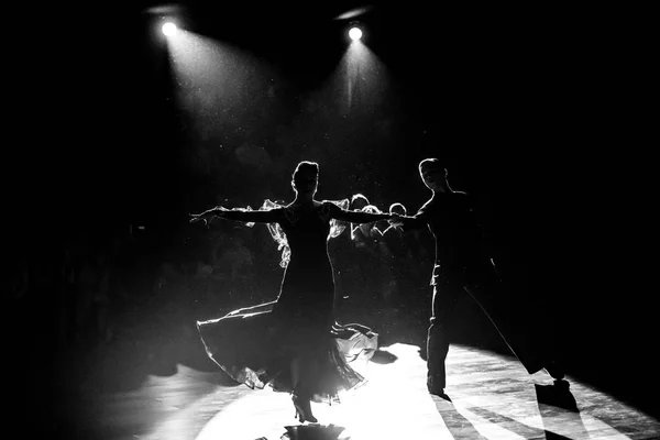 Танцоры танцуют бальные танцы — стоковое фото