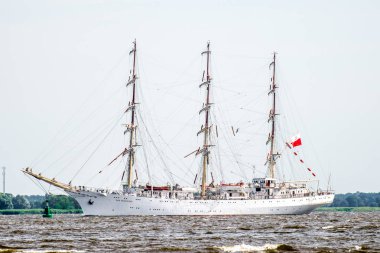 Trzebiez, Polonya - 08 Ağustos 2017 - yelkenli gemi Dar Mlodziezy sonra uzun boylu Gemi Yarışları 2017 yılında 05-08 Ağustos, Stettin Polonya final tam denize yelken
