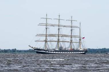 Trzebiez, Polonya - 08 Ağustos 2017 - yelkenli gemi Kruzenstern sonra uzun boylu Gemi Yarışları 2017 yılında 05-08 Ağustos, Stettin Polonya final tam denize yelken