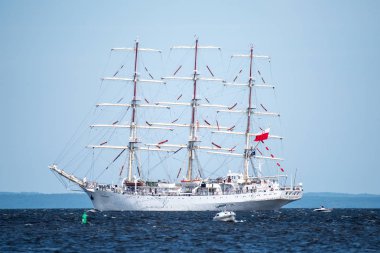 Trzebiez, Polonya - 08 Ağustos 2017 - yelkenli gemi Dar Mlodziezy sonra uzun boylu Gemi Yarışları 2017 yılında 05-08 Ağustos, Stettin Polonya final tam denize yelken
