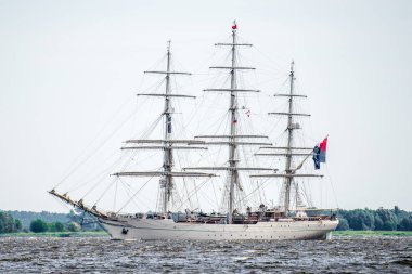 Trzebiez, Polonya - 08 Ağustos 2017 - yelkenli gemi Shabab Umman II sonra uzun boylu Gemi Yarışları 2017 yılında 05-08 Ağustos, Stettin Polonya final tam denize yelken