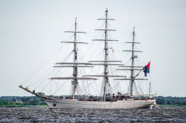 Trzebiez, Polonya - 08 Ağustos 2017 - yelkenli gemi Shabab Umman II sonra uzun boylu Gemi Yarışları 2017 yılında 05-08 Ağustos, Stettin Polonya final tam denize yelken