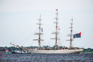 Trzebiez, Polonya - 08 Ağustos 2017 - yelkenli gemi Shabab Umman II sonra uzun boylu Gemi Yarışları 2017 yılında 05-08 Ağustos, Stettin Polonya final tam denize yelken