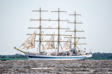 Trzebiez, Polonya - 08 Ağustos 2017 - yelkenli gemi Mir uzun boylu Gemi Yarışları 2017 yılında 05-08 Ağustos, Stettin Polonya final sonra tam denize yelken