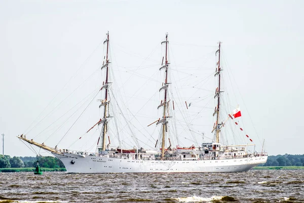 Trzebiez, Polonya - 08 Ağustos 2017 - yelkenli gemi Dar Mlodziezy sonra uzun boylu Gemi Yarışları 2017 yılında 05-08 Ağustos, Stettin Polonya final tam denize yelken