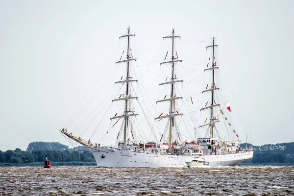 Trzebiez, Polonya - 08 Ağustos 2017 - yelkenli gemi Dar Mlodziezy sonra uzun boylu Gemi Yarışları 2017 yılında 05-08 Ağustos, Stettin Polonya final tam denize yelken