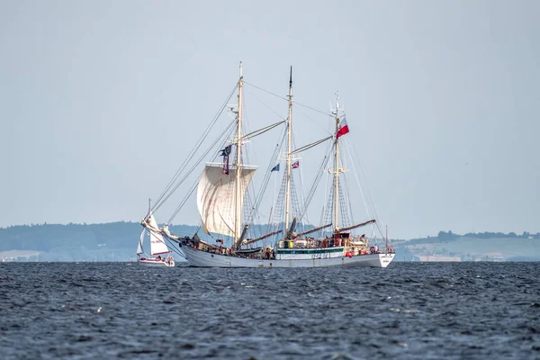 Trzebiez, Polonia - 08 de agosto de 2017 - El velero Zawisza Czarny zarpa hacia el mar completo después de la final de Tall Ships Races 2017 en Stettin en 05-08 Agosto, Polonia —  Fotos de Stock