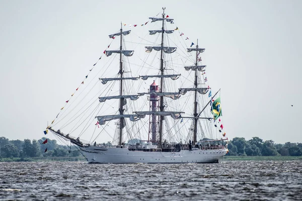 Trzebiez, Polonya - 08 Ağustos 2017 - yelkenli gemi Cisne Branco uzun boylu Gemi Yarışları 2017 yılında 05-08 Ağustos, Stettin Polonya final sonra tam denize yelken