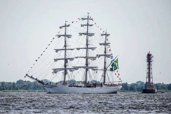 Trzebiez, Polonya - 08 Ağustos 2017 - yelkenli gemi Cisne Branco uzun boylu Gemi Yarışları 2017 yılında 05-08 Ağustos, Stettin Polonya final sonra tam denize yelken