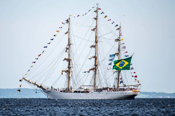 Trzebiez, Polonya - 08 Ağustos 2017 - yelkenli gemi Cisne Branco uzun boylu Gemi Yarışları 2017 yılında 05-08 Ağustos, Stettin Polonya final sonra tam denize yelken