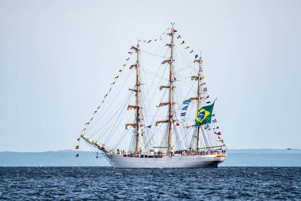 Trzebiez, Polonia - 08 de agosto de 2017 - El velero Cisne Branco zarpa hacia el mar completo después de la final de Tall Ships Races 2017 en Stettin en 05-08 Agosto, Polonia —  Fotos de Stock