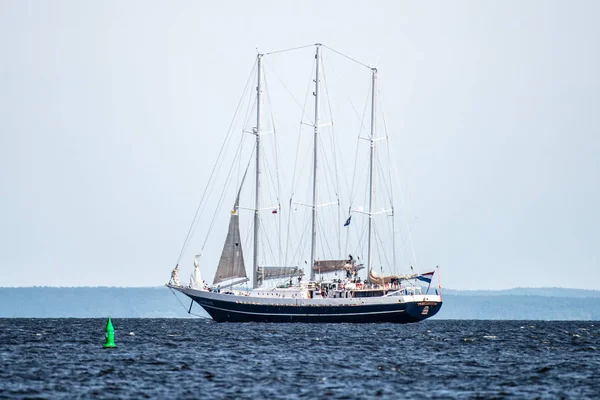 Trzebiez, Polonia - 08 de agosto de 2017 - El barco de vela Eendracht navega hacia el mar completo después de la final de Tall Ships Races 2017 en Stettin en 05-08 Agosto, Polonia —  Fotos de Stock