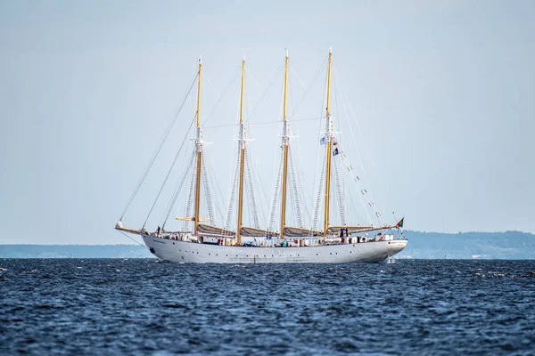 Trzebiez, Polen - 08 augustus 2017 - zeilschip Santa Maria Manuela zeilen naar de volle zee na de finale van Tall schepen Races 2017 in Stettin op 05-08 augustus, Polen — Stockfoto