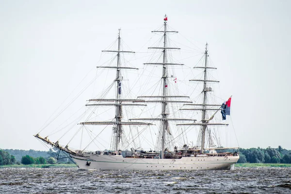 Trzebiez, Polonya - 08 Ağustos 2017 - yelkenli gemi Shabab Umman II sonra uzun boylu Gemi Yarışları 2017 yılında 05-08 Ağustos, Stettin Polonya final tam denize yelken