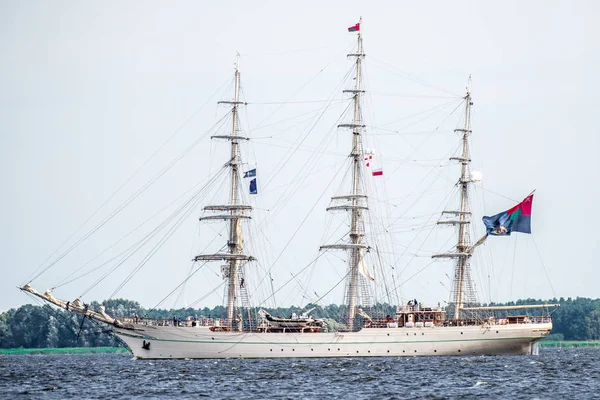 Trzebiez, Polonya - 08 Ağustos 2017 - yelkenli gemi Shabab Umman II sonra uzun boylu Gemi Yarışları 2017 yılında 05-08 Ağustos, Stettin Polonya final tam denize yelken