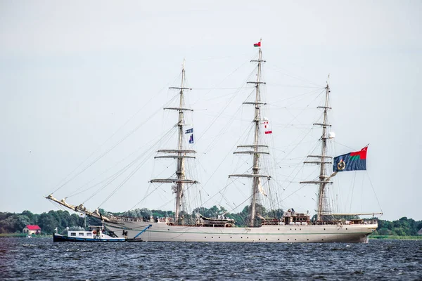 Trzebiez, Polonya - 08 Ağustos 2017 - yelkenli gemi Shabab Umman II sonra uzun boylu Gemi Yarışları 2017 yılında 05-08 Ağustos, Stettin Polonya final tam denize yelken
