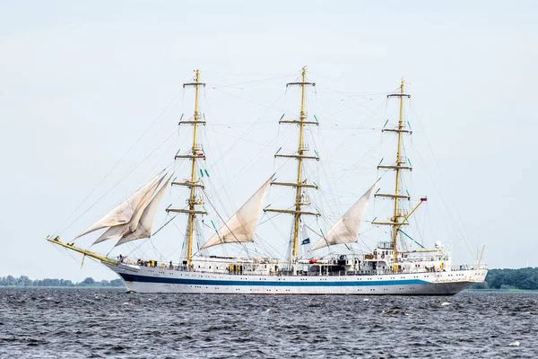 Trzebiez, Polonya - 08 Ağustos 2017 - yelkenli gemi Mir uzun boylu Gemi Yarışları 2017 yılında 05-08 Ağustos, Stettin Polonya final sonra tam denize yelken
