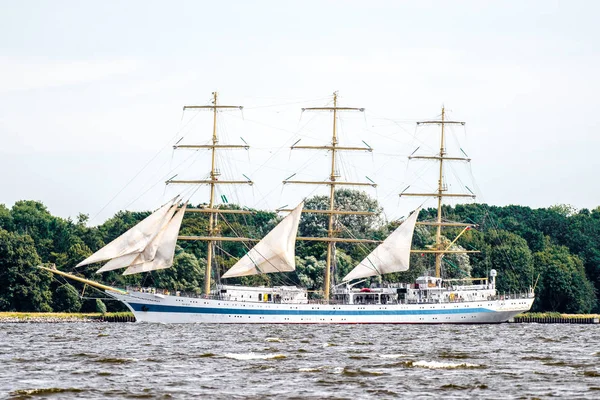 Trzebiez, Polonya - 08 Ağustos 2017 - yelkenli gemi Mir uzun boylu Gemi Yarışları 2017 yılında 05-08 Ağustos, Stettin Polonya final sonra tam denize yelken