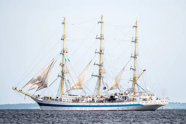Trzebiez, Polonya - 08 Ağustos 2017 - yelkenli gemi Mir uzun boylu Gemi Yarışları 2017 yılında 05-08 Ağustos, Stettin Polonya final sonra tam denize yelken