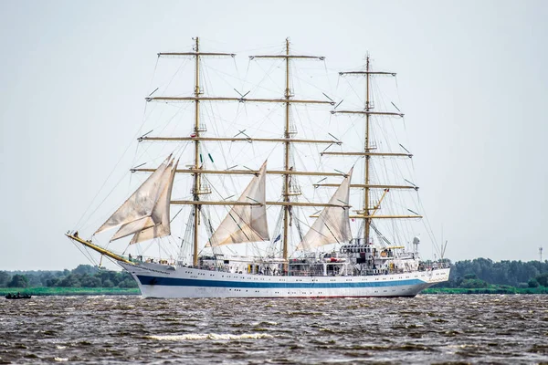 Trzebiez, Polonya - 08 Ağustos 2017 - yelkenli gemi Mir uzun boylu Gemi Yarışları 2017 yılında 05-08 Ağustos, Stettin Polonya final sonra tam denize yelken