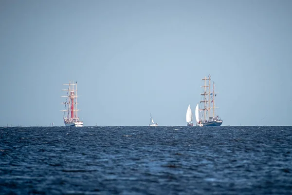 Trzebiez, Polen - 08 augustus 2017 - grote zeilschepen zeilen naar de volle zee na de finale van Tall schepen Races 2017 in Stettin op 05-08 augustus, Polen — Stockfoto