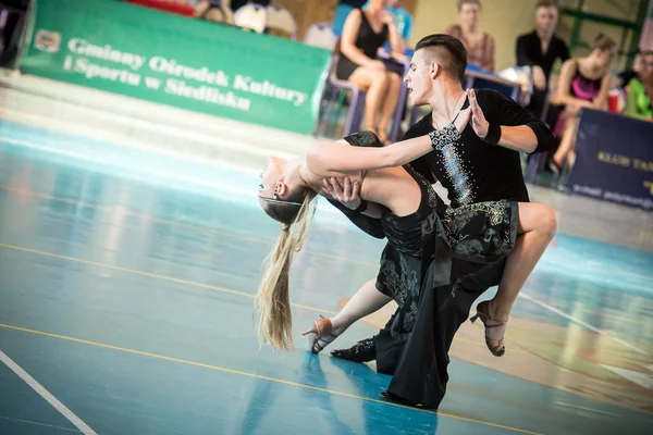 Dziwnow, Polska - 21 maja 2016 - Sloneczny taniec konkurencji. Turniej tańca regionalnego w Dziwnow — Zdjęcie stockowe