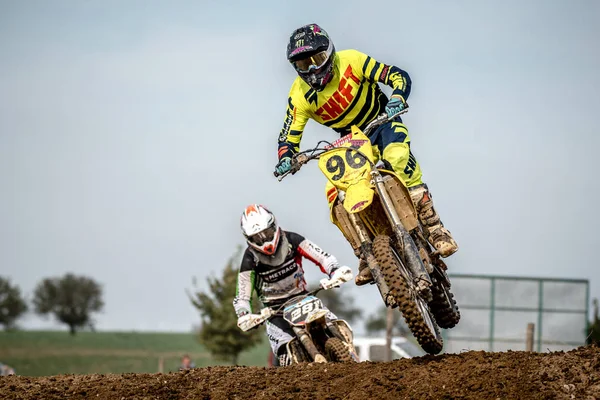 Chojna, Polen - 25 September: odefinierad ryttare på polska västra zon Motocross Championship Polen, Chojna 25 September 2016 — Stockfoto