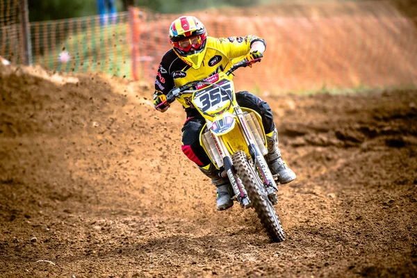 CHOJNA, POLÓNIA - SETEMBRO 25: piloto indefinido no Campeonato Polonês de Motocross da Zona Oeste Polônia, Chojna 25 setembro 2016 — Fotografia de Stock