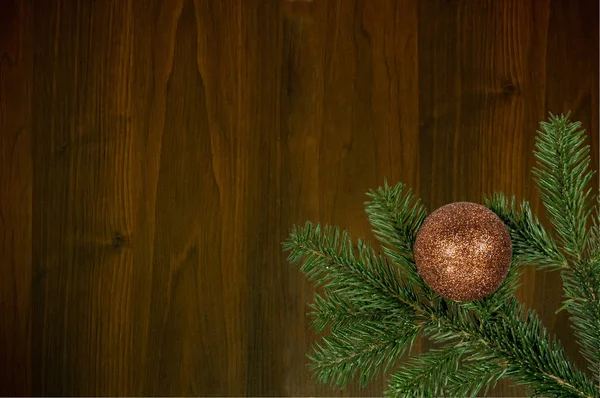 クリスマス ボール木製の背景に緑の枝 — ストック写真