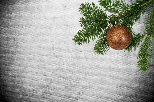 Branche verte avec boule de Noël sur fond de toile — Photo
