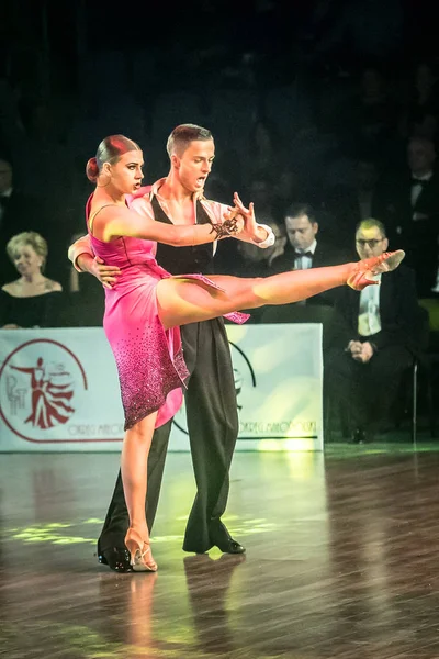 Kraków, Polska - 09 grudnia 2017 - konkurs tańca Wieczysty Pucharu. Narodowego tańca towarzyskiego turnieju Wieczysty Cup w Krakowie — Zdjęcie stockowe