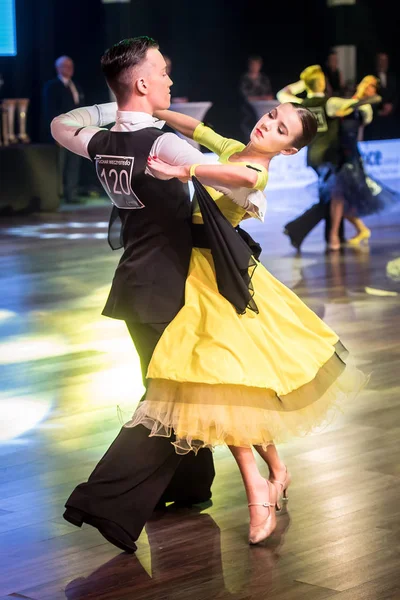 Krakov, Polsko - 09 prosince 2017 - Wieczysty Cup taneční soutěž. Národní tance turnaj Wieczysty Cup v Krakově — Stock fotografie