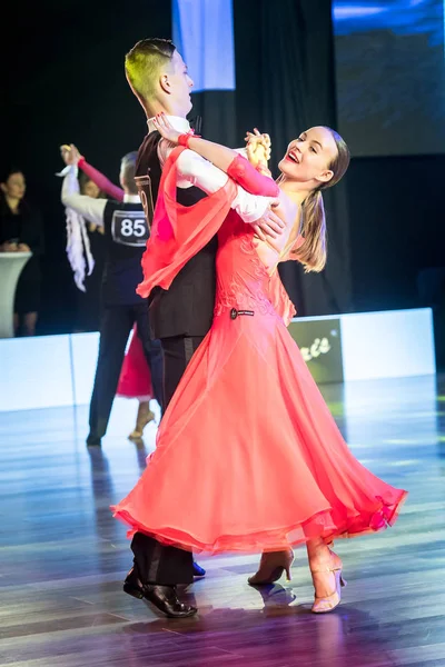 क्राकोव, पोलैंड 09 दिसंबर, 2017 विवेकानजी कप नृत्य प्रतियोगिता। क्राकोव में नेशनल बॉलरूम डांस टूर्नामेंट विजेताजी कप — स्टॉक फ़ोटो, इमेज