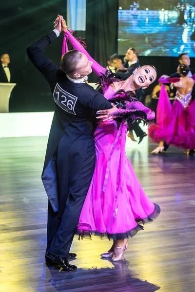 Bailarines bailando danza estándar — Foto de Stock