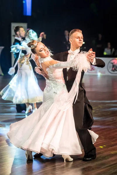 Dancers dancing standard dance — Stock Photo, Image