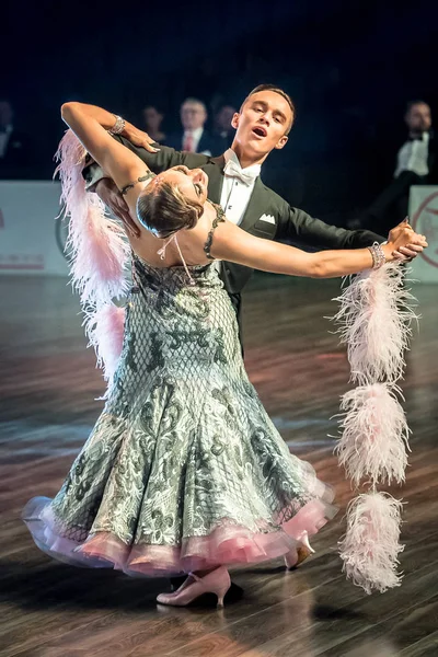 Dancers dancing standard dance — Stock Photo, Image