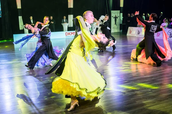 Tänzer tanzen Standardtanz — Stockfoto