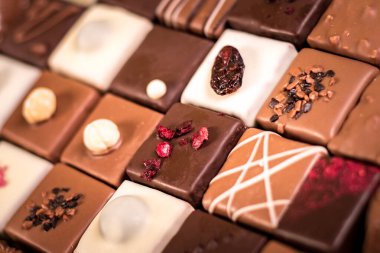Çikolata çeşitleri, beyaz, siyah ve sütlü çikolata.