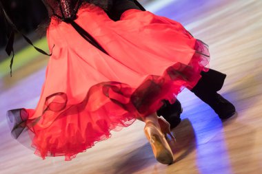 Dans pistinde dans eden çiftler.